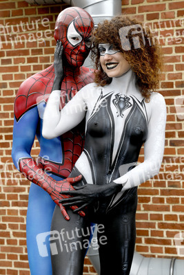 GEEK ART: Spider-Man und Spider-Gwen Bodypainting