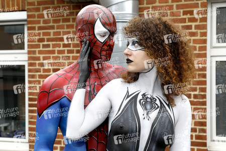 GEEK ART: Spider-Man und Spider-Gwen Bodypainting