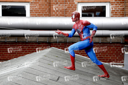 GEEK ART: Spider-Man und Spider-Gwen Bodypainting