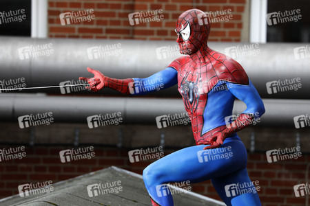 GEEK ART: Spider-Man und Spider-Gwen Bodypainting