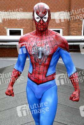 GEEK ART: Spider-Man und Spider-Gwen Bodypainting