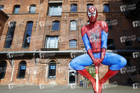 GEEK ART: Spider-Man und Spider-Gwen Bodypainting