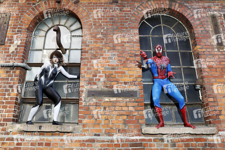 GEEK ART: Spider-Man und Spider-Gwen Bodypainting