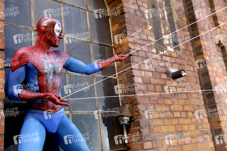 GEEK ART: Spider-Man und Spider-Gwen Bodypainting