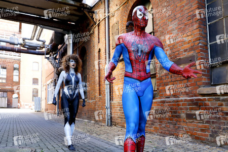 GEEK ART: Spider-Man und Spider-Gwen Bodypainting