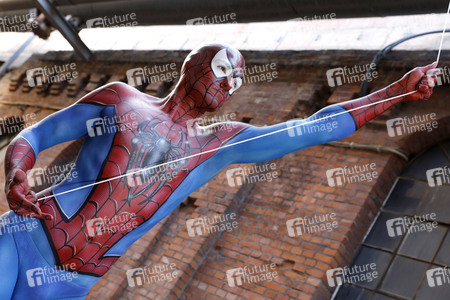 GEEK ART: Spider-Man und Spider-Gwen Bodypainting