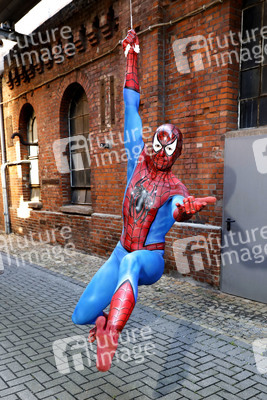 GEEK ART: Spider-Man und Spider-Gwen Bodypainting