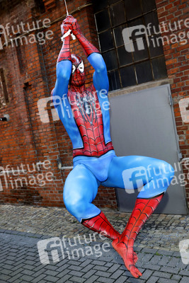 GEEK ART: Spider-Man und Spider-Gwen Bodypainting