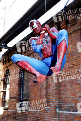 GEEK ART: Spider-Man und Spider-Gwen Bodypainting