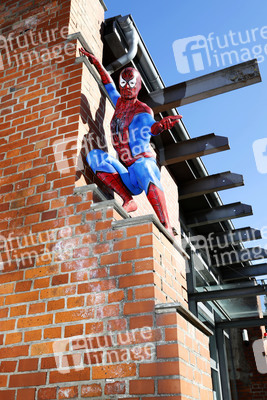 GEEK ART: Spider-Man und Spider-Gwen Bodypainting