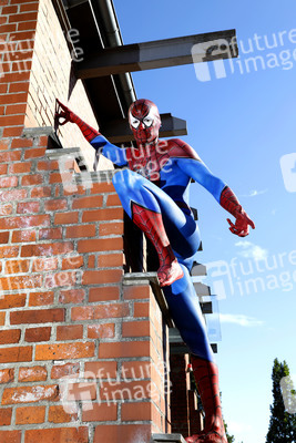 GEEK ART: Spider-Man und Spider-Gwen Bodypainting