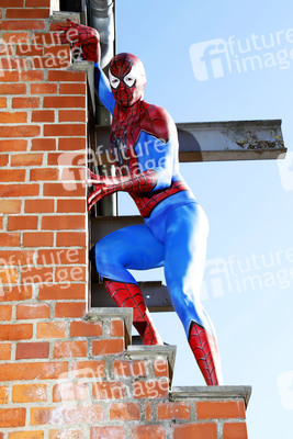 GEEK ART: Spider-Man und Spider-Gwen Bodypainting