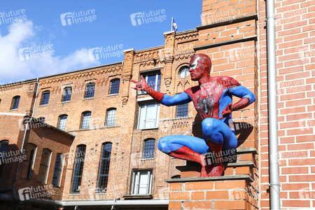 GEEK ART: Spider-Man und Spider-Gwen Bodypainting