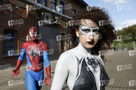 GEEK ART: Spider-Man und Spider-Gwen Bodypainting