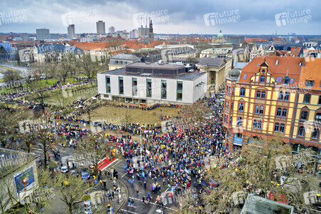 Bunt statt Braun-Demonstration in Hannover