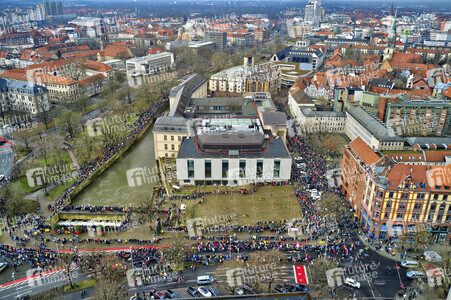 Bunt statt Braun-Demonstration in Hannover