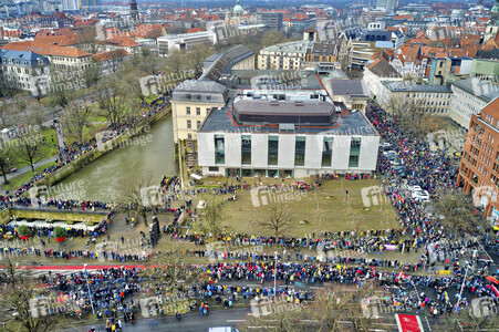 Bunt statt Braun-Demonstration in Hannover