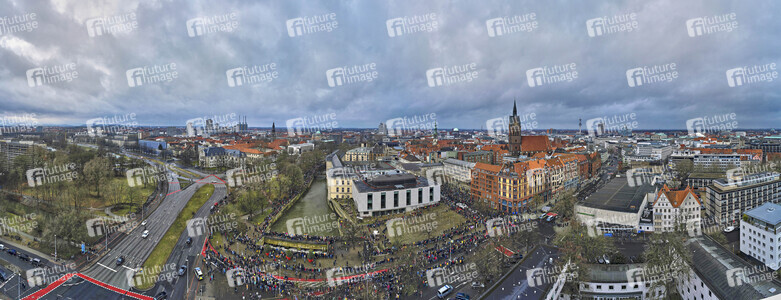 Bunt statt Braun-Demonstration in Hannover