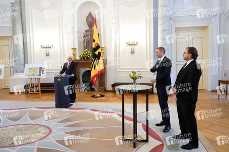 Übergabe der Wohlfahrtsbriefmarken in Berlin