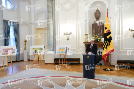 Übergabe der Wohlfahrtsbriefmarken in Berlin