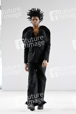 Dzhus Fashion Show auf der Berlin Fashion Week A/W 2024