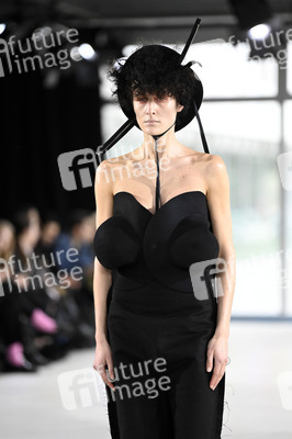 Dzhus Fashion Show auf der Berlin Fashion Week A/W 2024