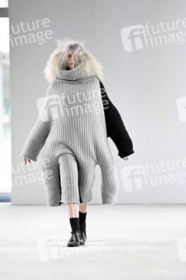 Dzhus Fashion Show auf der Berlin Fashion Week A/W 2024