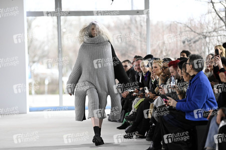 Dzhus Fashion Show auf der Berlin Fashion Week A/W 2024