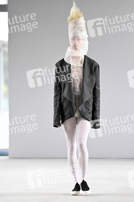 Dzhus Fashion Show auf der Berlin Fashion Week A/W 2024