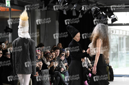 Dzhus Fashion Show auf der Berlin Fashion Week A/W 2024