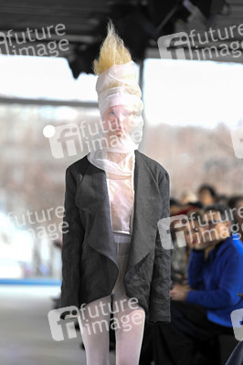 Dzhus Fashion Show auf der Berlin Fashion Week A/W 2024