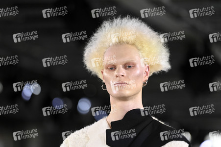 Dzhus Fashion Show auf der Berlin Fashion Week A/W 2024