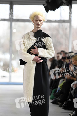 Dzhus Fashion Show auf der Berlin Fashion Week A/W 2024