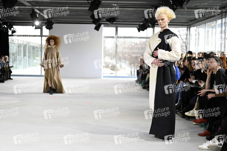 Dzhus Fashion Show auf der Berlin Fashion Week A/W 2024