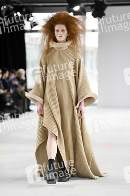 Dzhus Fashion Show auf der Berlin Fashion Week A/W 2024