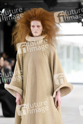 Dzhus Fashion Show auf der Berlin Fashion Week A/W 2024