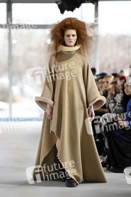 Dzhus Fashion Show auf der Berlin Fashion Week A/W 2024