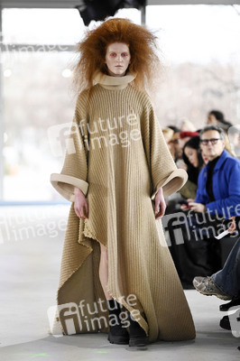 Dzhus Fashion Show auf der Berlin Fashion Week A/W 2024