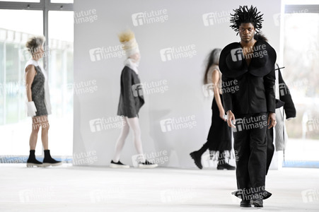 Dzhus Fashion Show auf der Berlin Fashion Week A/W 2024