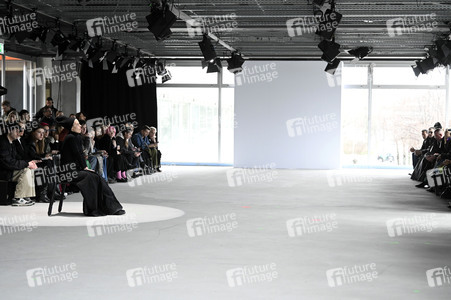 Dzhus Fashion Show auf der Berlin Fashion Week A/W 2024