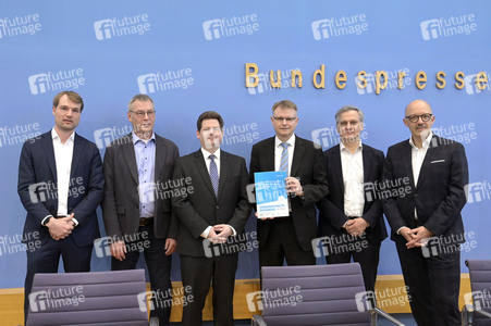 Bundespressekonferenz Gemeinschaftsdiagnose der Wirtschaftsforschungsinstitute Frühjahr 2024 in Berlin