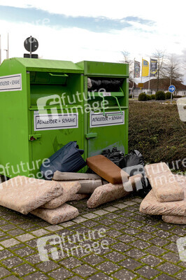 Symbolfoto Altkleidercontainer