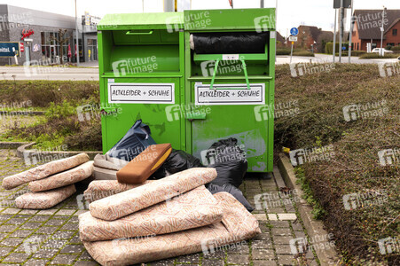 Symbolfoto Altkleidercontainer