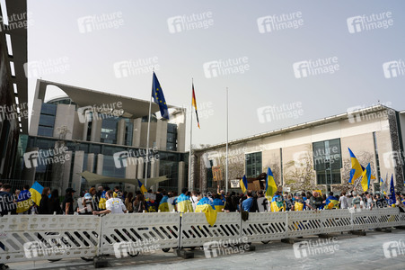 Demonstration für den Abzug russischer Truppen aus der Ukraine in Berlin