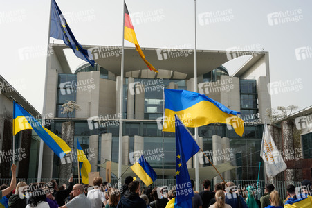 Demonstration für den Abzug russischer Truppen aus der Ukraine in Berlin