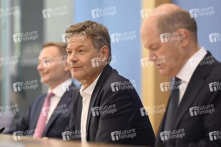 Bundespressekonferenz Bundeshaushalt 2025 in Berlin