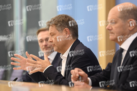 Bundespressekonferenz Bundeshaushalt 2025 in Berlin