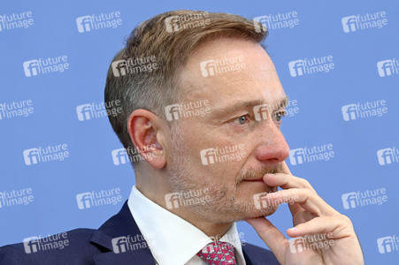 Bundespressekonferenz Bundeshaushalt 2025 in Berlin