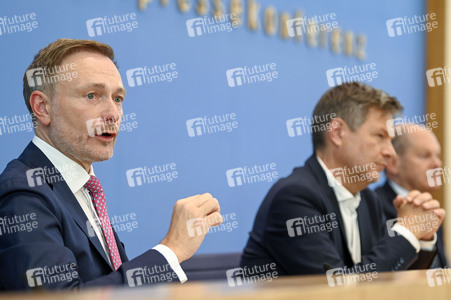 Bundespressekonferenz Bundeshaushalt 2025 in Berlin