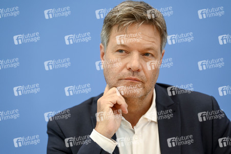 Bundespressekonferenz Bundeshaushalt 2025 in Berlin